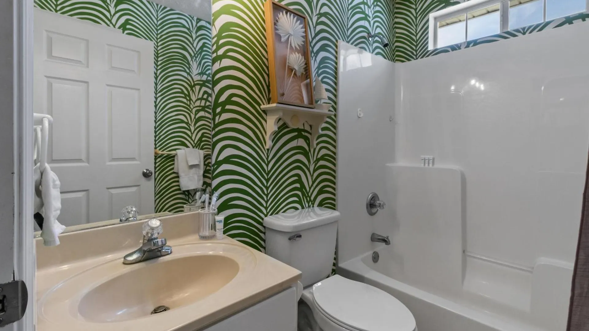 Steps To The Beach & Close To 30A! Private Pool With Sundeck & Putt Putt Golf! Panama City Beach ABD